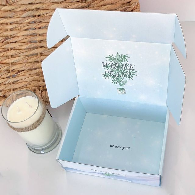 Light blue box with tree illustration &ndash; cozy bath branding